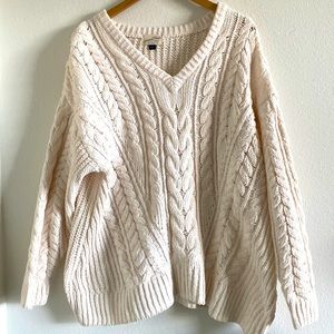 Universal Threads size L cable knit oversized sweater only worn once